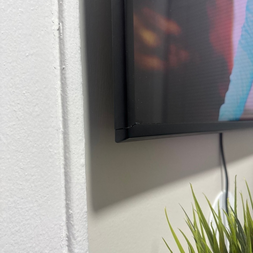 hairline corner crack Samsung55" Class 4KUltra HDTV 6' HDMI Cable RU7100 7series - Picture 12 of 13